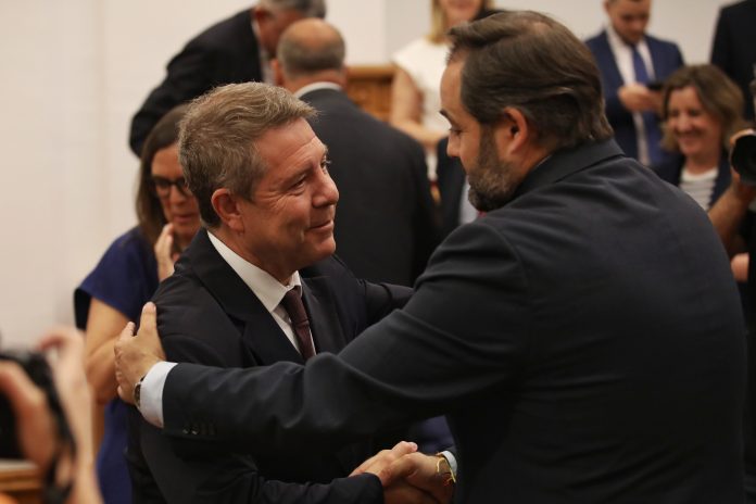 García-Page y Francisco Núñez se felicitan tras la votación para la reforma del Estatuto de Castilla-La Mancha, el 29 de mayo de 2025. (Foto: EP)