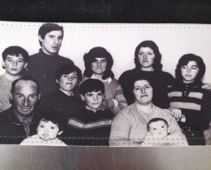 Gabino, con su fallecida esposa y sus hijos.