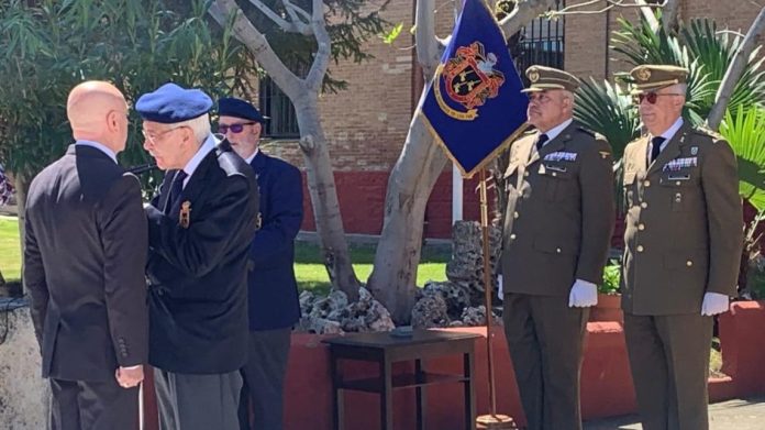 Momento de la imposición de la medalla a Jacinto García Llorente.