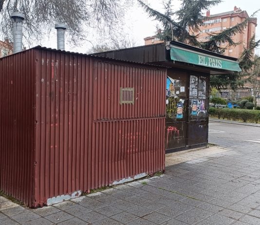 Comprar el periódico en Guadalajara sólo es posible ya en dos kioscos. ¿Los tienes ubicados? Una antigua churrería y un kiosco comparten olvido y abandono en el centro de Guadalajara. (Foto: La Crónic@)