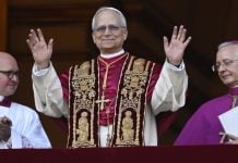 Piden ayuda al Papa para enterrar a dos reyes godos León XIV, desde el balcón de San Pedro de Roma.