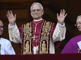 León XIV, desde el balcón de San Pedro de Roma.