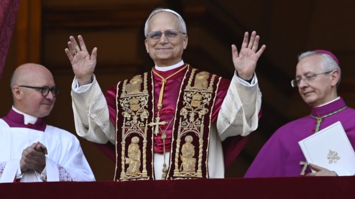 León XIV, desde el balcón de San Pedro de Roma.