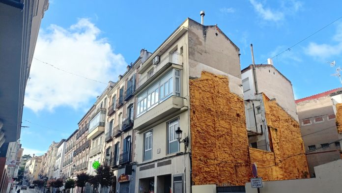 Arranque de la calle Miguel Fluiters, entre solares, en mayo de 2025. (Foto: La Crónic@)