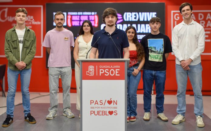Carlos Moratilla y otros integrantes de Juventudes Socialistas de Guadalajara.