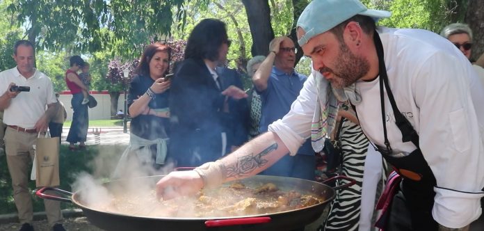 Uno de los participantes del concurso de paellas del parque de la Concordia.