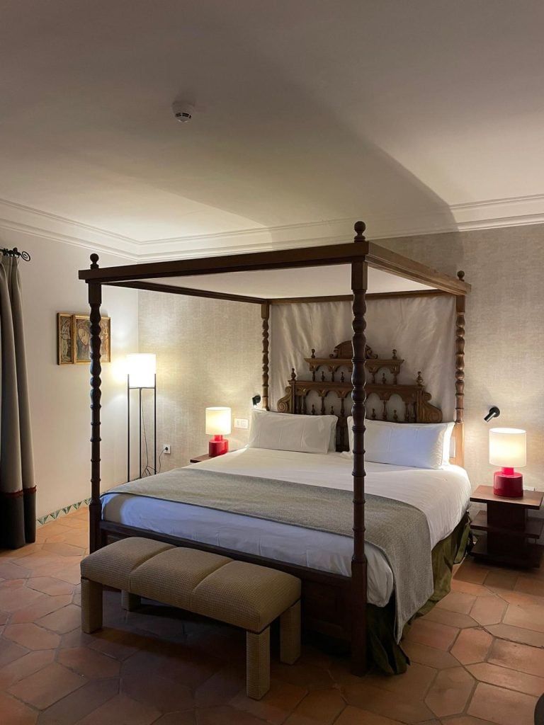 Habitación del reformado parador de Sigüenza.