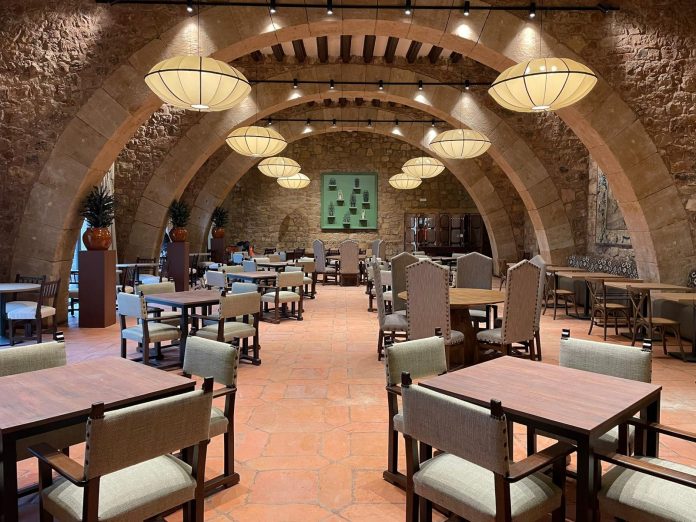 Uno de los grandes salones del Parador de Sigüenza, tras la reforma.