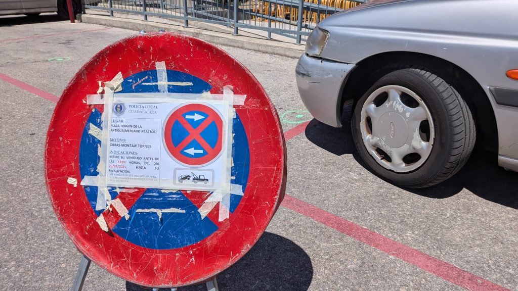 Una de las señales que advertían, a finales de la pasada semana, de la que se avecinaba en el Mercado de Abastos. (Foto: La Crónic@)