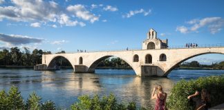 Este verano, pasear y fumar por la orilla del río junto al puente de Aviñón tiene su riesgo, dependiendo de las interpretaciones.
