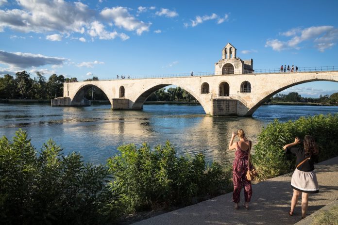 Este verano, pasear y fumar por la orilla del río junto al puente de Aviñón tiene su riesgo, dependiendo de las interpretaciones.