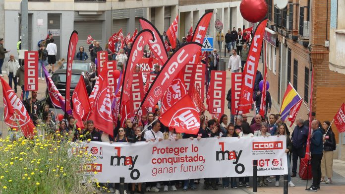 Cabecera de la manifestación del Primero de Mayo en Guadalajara en 2025, poco después de su inicio. (Foto: La Crónic@)