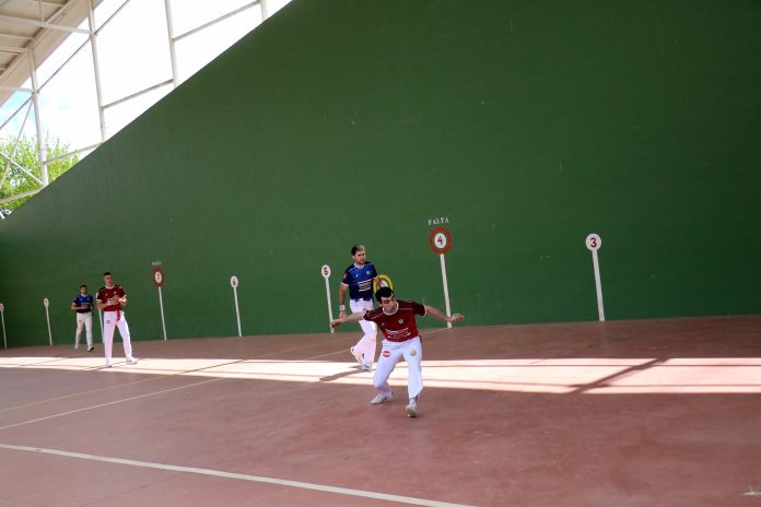 Uno de los partidos de pelota mano de este domingo en Fuentenovilla.