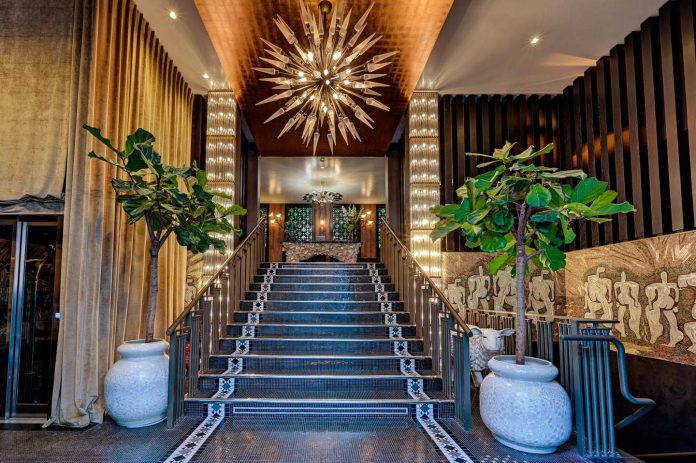 La entrada de The One Alma Paris, de H10, ya anticipa el lujo de este hotel boutique junto a la Torre Eiffel.