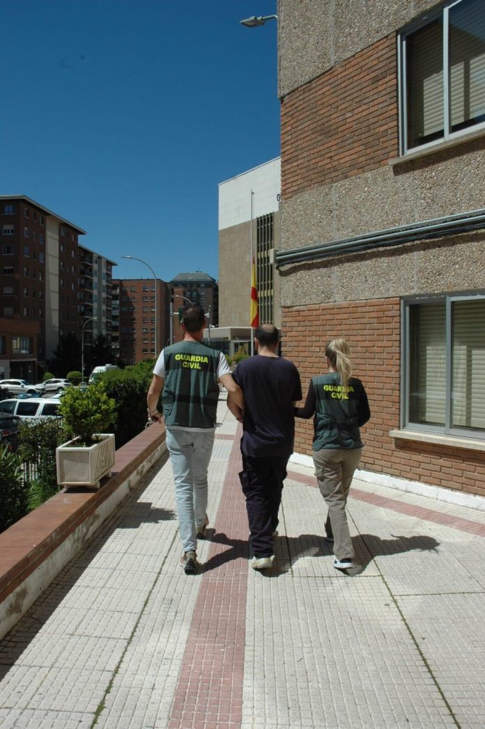 El yihadista detenido en Guadalajara, a su paso por la Comandancia de la Guardia Civil.