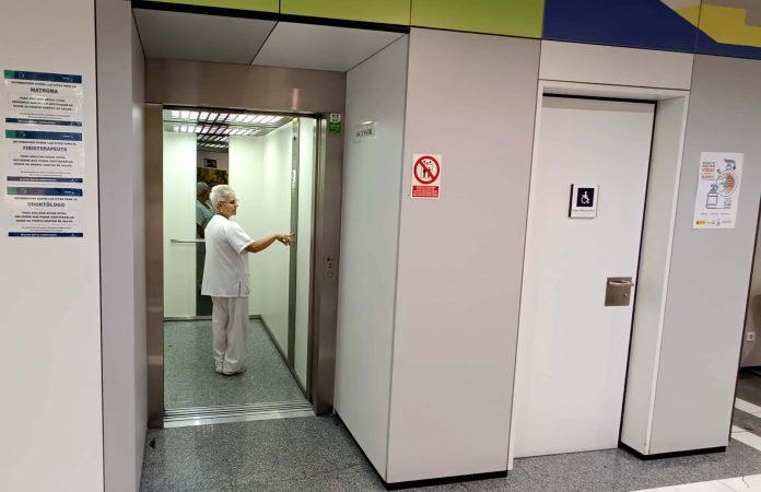Uno de los ascensores que serán sustituidos. En este caso, en la calle Cervantes, habrá que trasladar consultas por los trabajos.