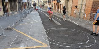 El calor y el nuevo pavimento de Miguel Fluiters ya hacían sudar a primera hora del sábado a los encargados de perfilar esa alfombra del Corpus de Guadalajara. (Foto: La Crónic@)
