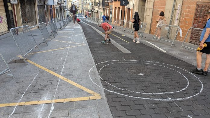 El calor y el nuevo pavimento de Miguel Fluiters ya hacían sudar a primera hora del sábado a los encargados de perfilar esa alfombra del Corpus de Guadalajara. (Foto: La Crónic@)