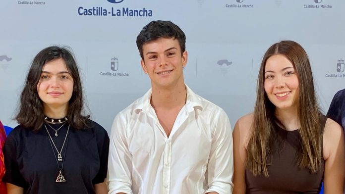 Los tres mejores alumnos en las pruebas de la PAU celebradas en Guadalajara en junio de 2025.