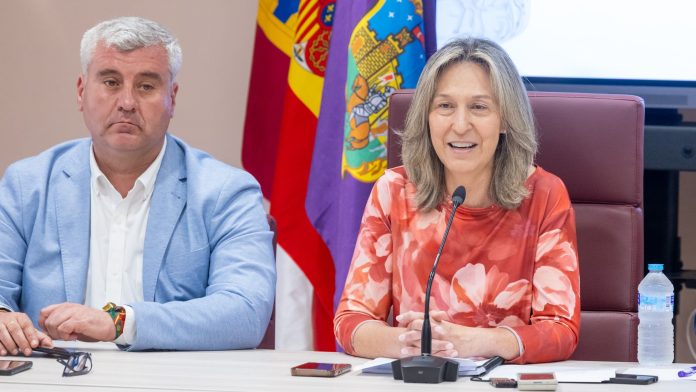 Ana Guarinos junto al 