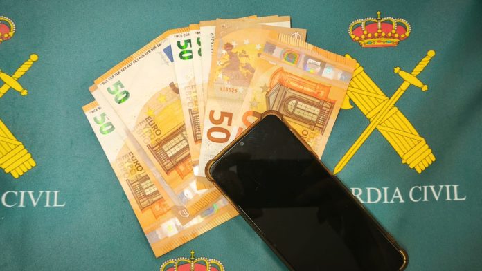 Billetes falsos de 50 euros para un timo consumado en Alovera. (Foto: Guardia Civil)