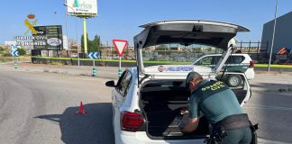 El control de la Guardia Civil impidió que este joven siguiera su viaje por la A-2, con droga en el coche. (Foto: Guardia Civil)