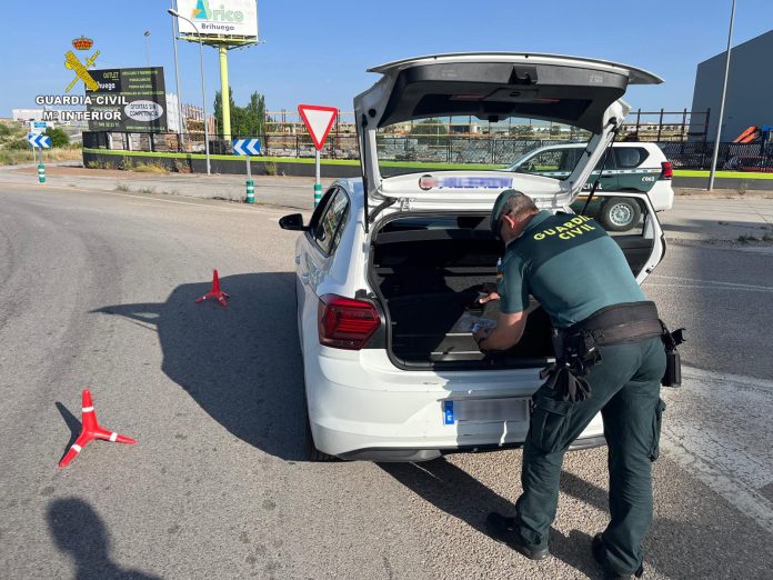 El control de la Guardia Civil impidió que este joven siguiera su viaje por la A-2, con droga en el coche. (Foto: Guardia Civil)