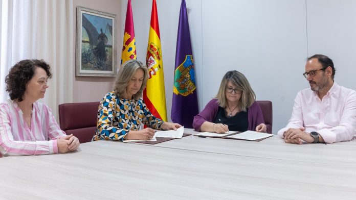 Momento de la firma del convenio entre el Ayuntamiento de Guadalajara y la Asociación Católica Internacional de Servicios a la Juventud Femenina en junio de 2025.