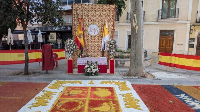 Alfombras y altares en la mañana del domingo, a la espera de la procesión del Corpus y el paso de la Custodia el 22 de junio de 2025. (Foto: La Crónic@)