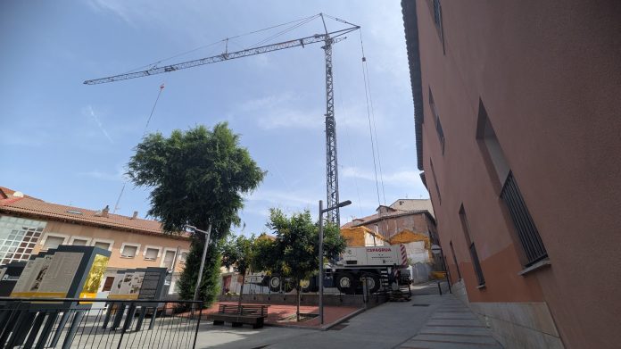 Grúa en la plaza de Dávalos el 19 de junio de 2025. (Foto: La Crónic@)