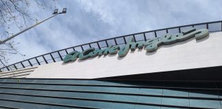 El Corte Inglés aún mantiene su grandes rótulos en el exterior del centro comercial de Guadalajara. (Foto: La Crónic@)