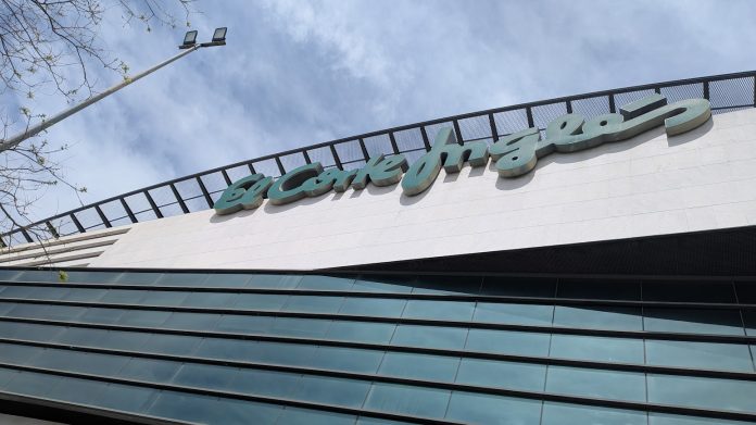 El Corte Inglés aún mantiene su grandes rótulos en el exterior del centro comercial de Guadalajara. (Foto: La Crónic@)