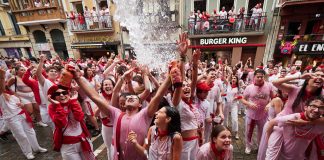 Vox pregunta a la Junta qué plan tiene «para proteger a nuestras mujeres» y pide que no siembren dudas sobre las fiestas de los pueblos Sanfermines de 2024, después del chupinazo. (Foto: Eduardo Sanz / EP)