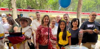 Guarinos y varios concejales en la IV Feria Intercultural de Guadalajara.