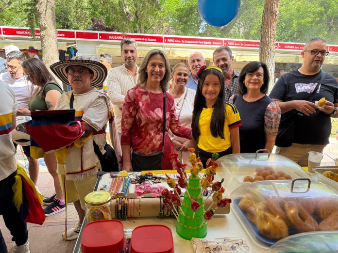 Guarinos y varios concejales en la IV Feria Intercultural de Guadalajara.