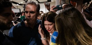 Leire Díez y Aldama hunden aún más la política española en el ridículo La exmilitante socialista Leire Díez al final de su delirante rueda de prensa del 4 de junio de 2025. (Foto: Europa Press)