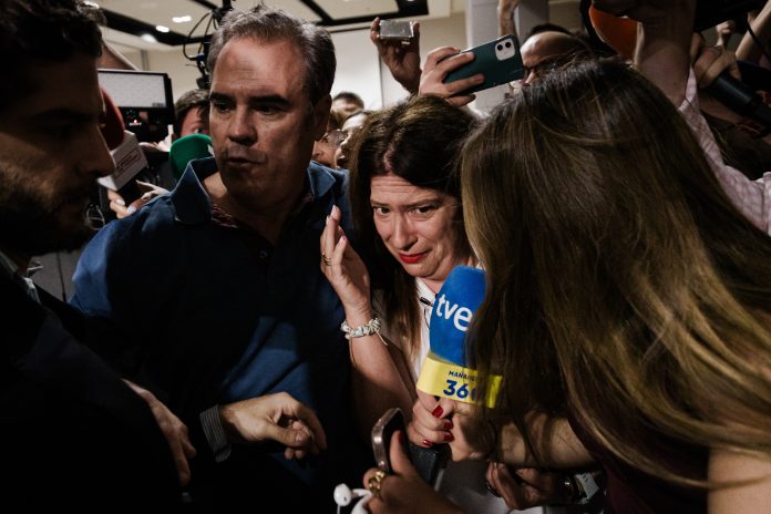 La exmilitante socialista Leire Díez al final de su delirante rueda de prensa del 4 de junio de 2025. (Foto: Europa Press)