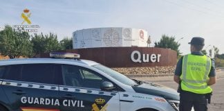 Patrulla de la Guardia Civil en la travesía de Quer, desde la que se accede a su polígono industrial.