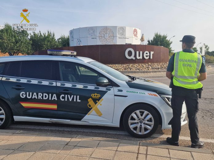 Patrulla de la Guardia Civil en la travesía de Quer, desde la que se accede a su polígono industrial.