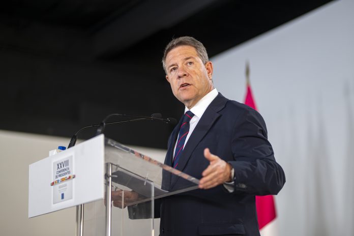 García-Page, desde el atril de la Conferencia de Presidentes el 6 de junio de 2025, en Barcelona.