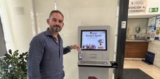 López Pomeda, ante el primer kiosco digital de Guadalajara.