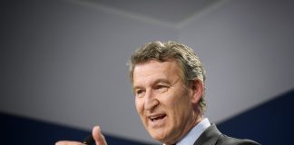 El presidente del Partido Popular, Alberto Núñez Feijóo, durante una rueda de prensa, en la sede del PP en Génova, a 12 de junio de 2025, en Madrid (España). Durante su comparecencia, Feijóo ha pedido a Sánchez que dimita y convoque elecciones después de que esta mañana se conociese el informe de la UCO sobre Santos Cerdán. El líder popular ha señalado que las explicaciones y la dimisión de Cerdán son insuficientes y que no es creíble que Sánchez no supiese nada sobre los casos de corrupción. Fernando Sánchez / Europa Press 12/6/2025