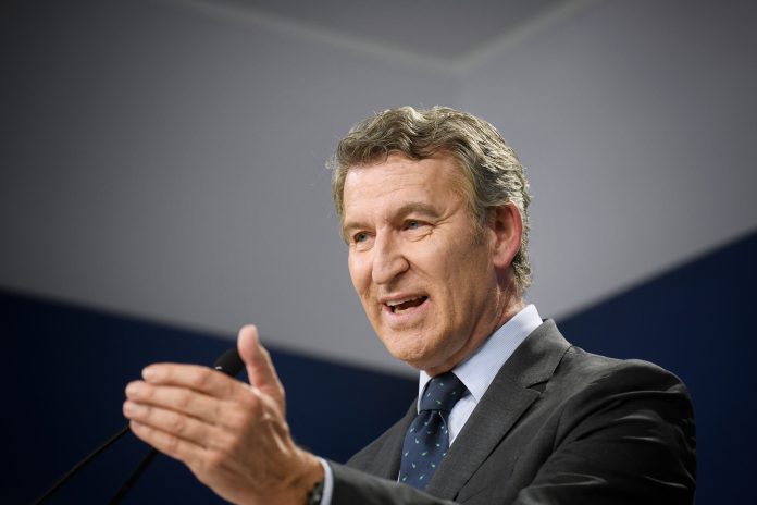 El presidente del Partido Popular, Alberto Núñez Feijóo, durante una rueda de prensa, en la sede del PP en Génova, a 12 de junio de 2025, en Madrid (España). Durante su comparecencia, Feijóo ha pedido a Sánchez que dimita y convoque elecciones después de que esta mañana se conociese el informe de la UCO sobre Santos Cerdán. El líder popular ha señalado que las explicaciones y la dimisión de Cerdán son insuficientes y que no es creíble que Sánchez no supiese nada sobre los casos de corrupción. Fernando Sánchez / Europa Press 12/6/2025