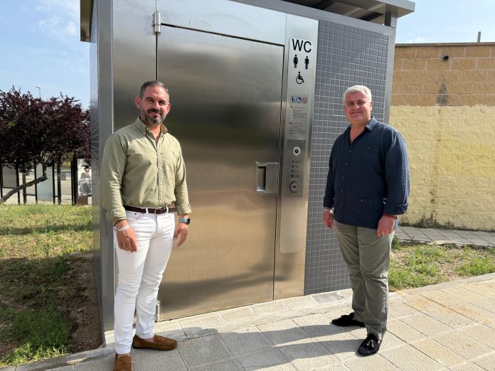 Presentación con concejales de los nuevos urinarios instalados por el Ayuntamiento de Guadalajara.