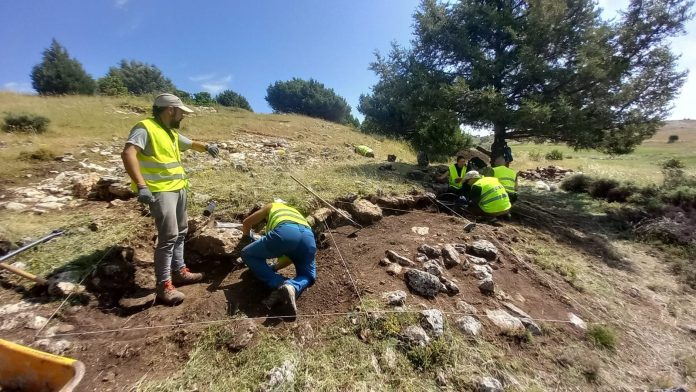 Se reanudan los trabajos de excavación en el castro de la Hoya del Villar en Villanueva de Alcorón.