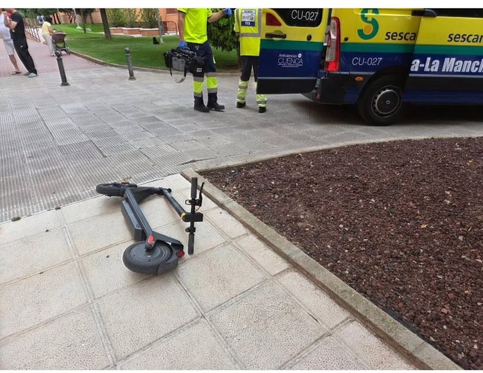 El patinete accidentado. (Foto: Policía Local de Cuenca)