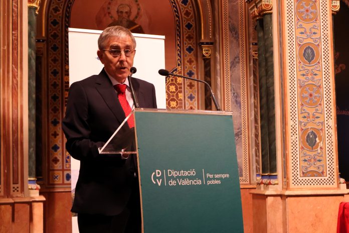 El doctor José Mateo, mejor médico rural 2025, galardón entregado en Valencia.