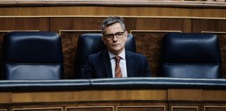 Bolaños, solo en el banco azul del Congreso. (Foto: EP)