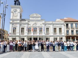 Guadalajara guarda silencio en la Plaza Mayor en repulsa por la muerte de Ramy por violencia de género. REMITIDA / HANDOUT por RAFAEL MARTIN SOLANO Fotografía remitida a medios de comunicación exclusivamente para ilustrar la noticia a la que hace referencia la imagen, y citando la procedencia de la imagen en la firma 27/6/2025