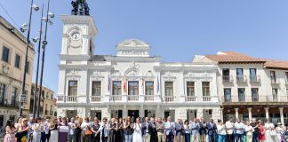 El minuto de silencio por Ramy en Guadalajara ha acabado con gritos contra Vox Guadalajara guarda silencio en la Plaza Mayor en repulsa por la muerte de Ramy por violencia de género. REMITIDA / HANDOUT por RAFAEL MARTIN SOLANO Fotografía remitida a medios de comunicación exclusivamente para ilustrar la noticia a la que hace referencia la imagen, y citando la procedencia de la imagen en la firma 27/6/2025